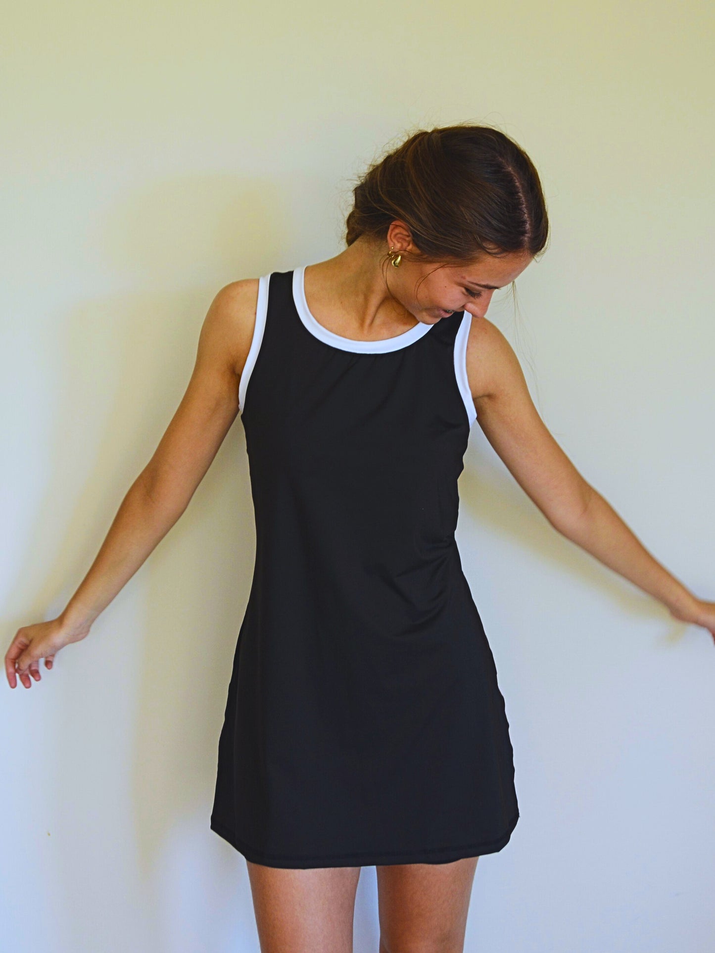 Vestido Negro corte deportivo con calzas, bolsillo y peto