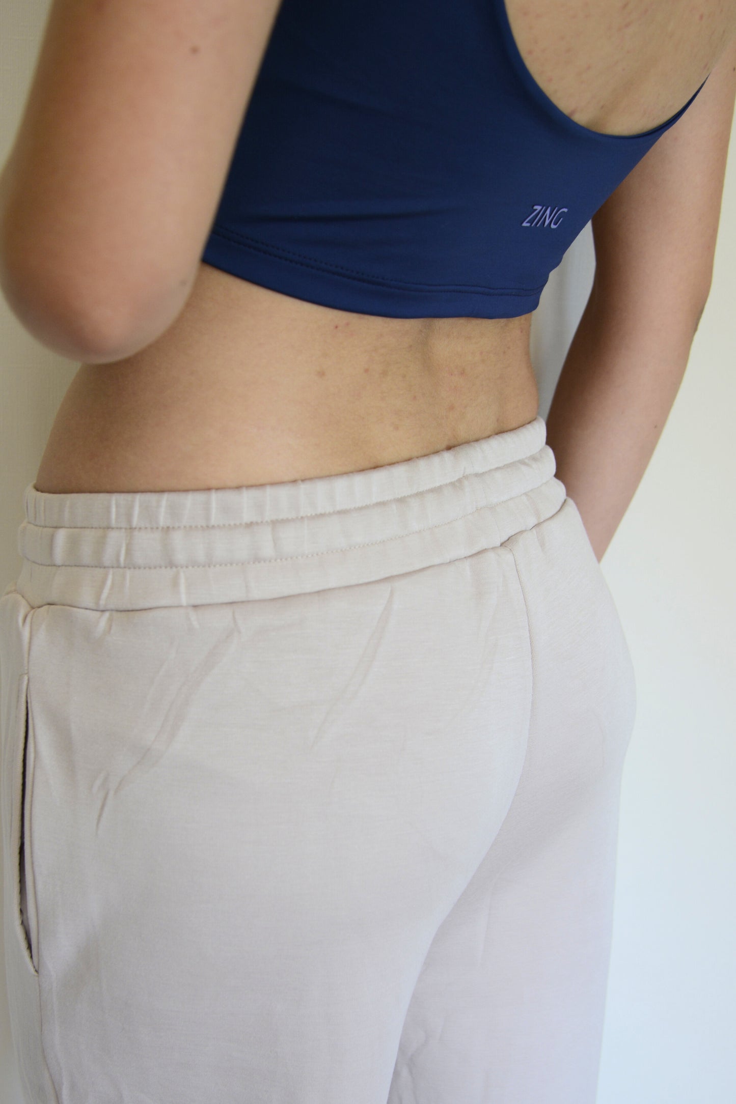 Pantalón de buzo Arena tela soft