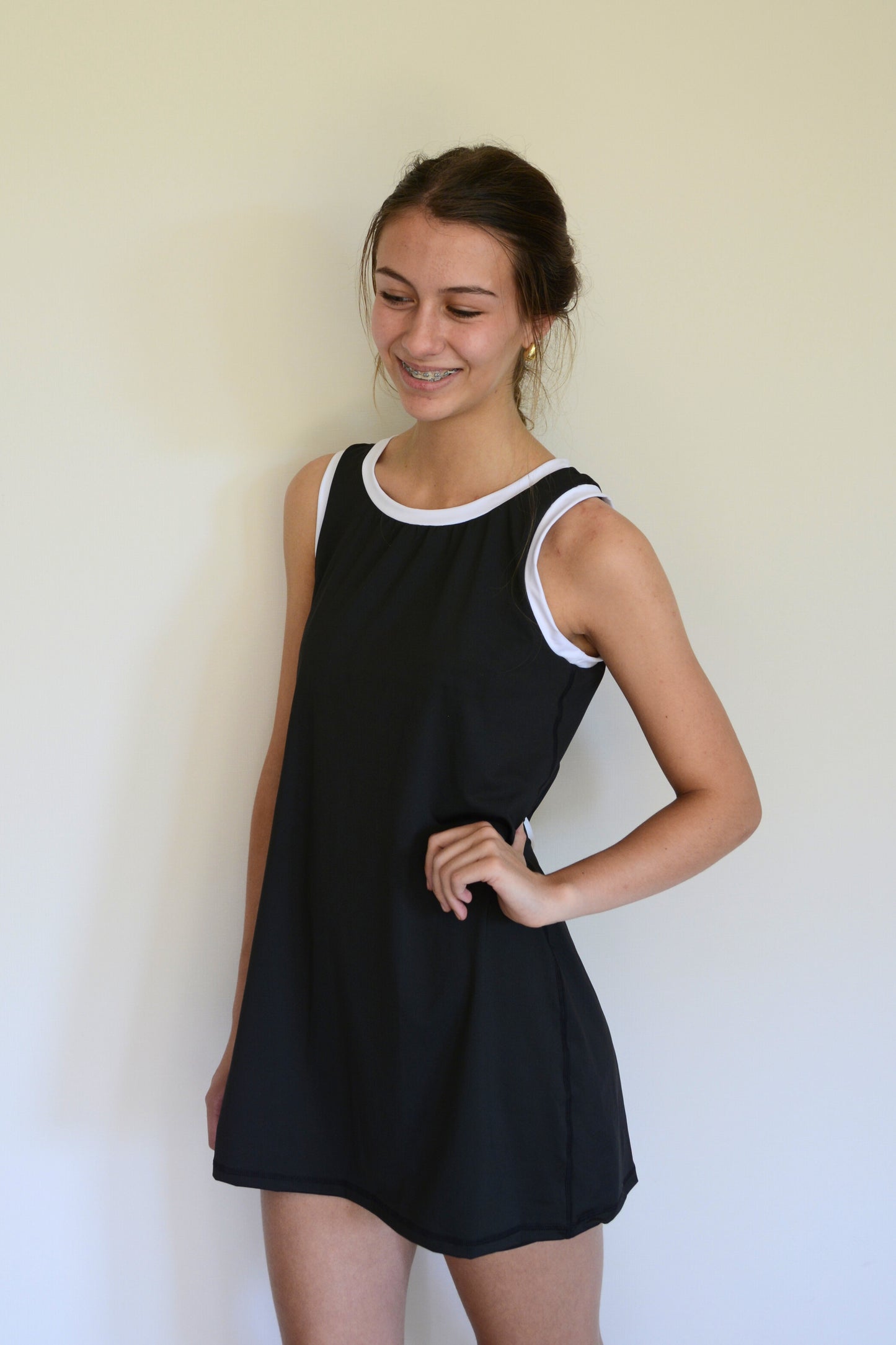 Vestido Negro corte deportivo con calzas, bolsillo y peto