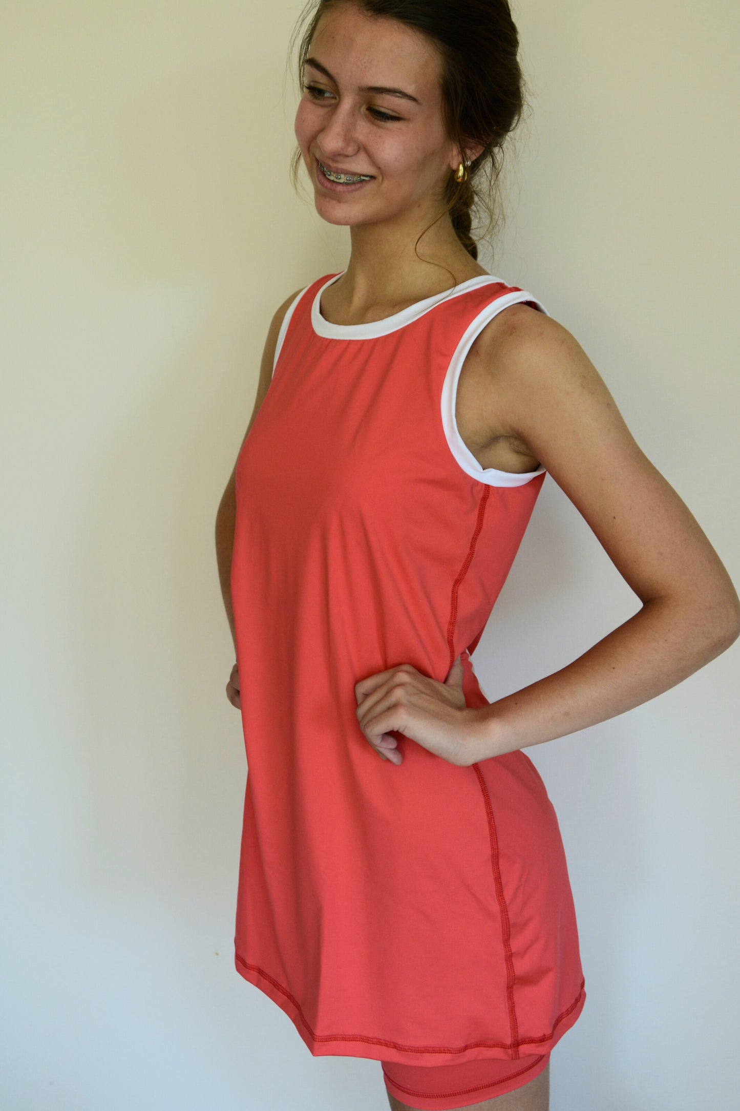 Vestido Sandía corte deportivo con calzas, bolsillo y peto