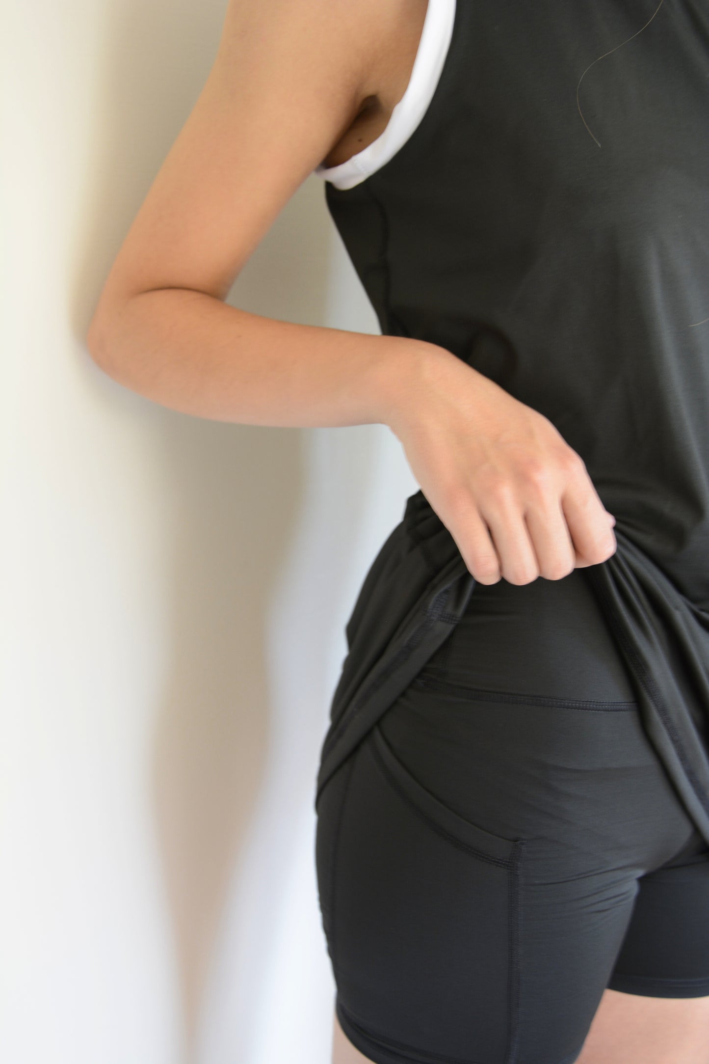 Vestido Negro corte deportivo con calzas, bolsillo y peto