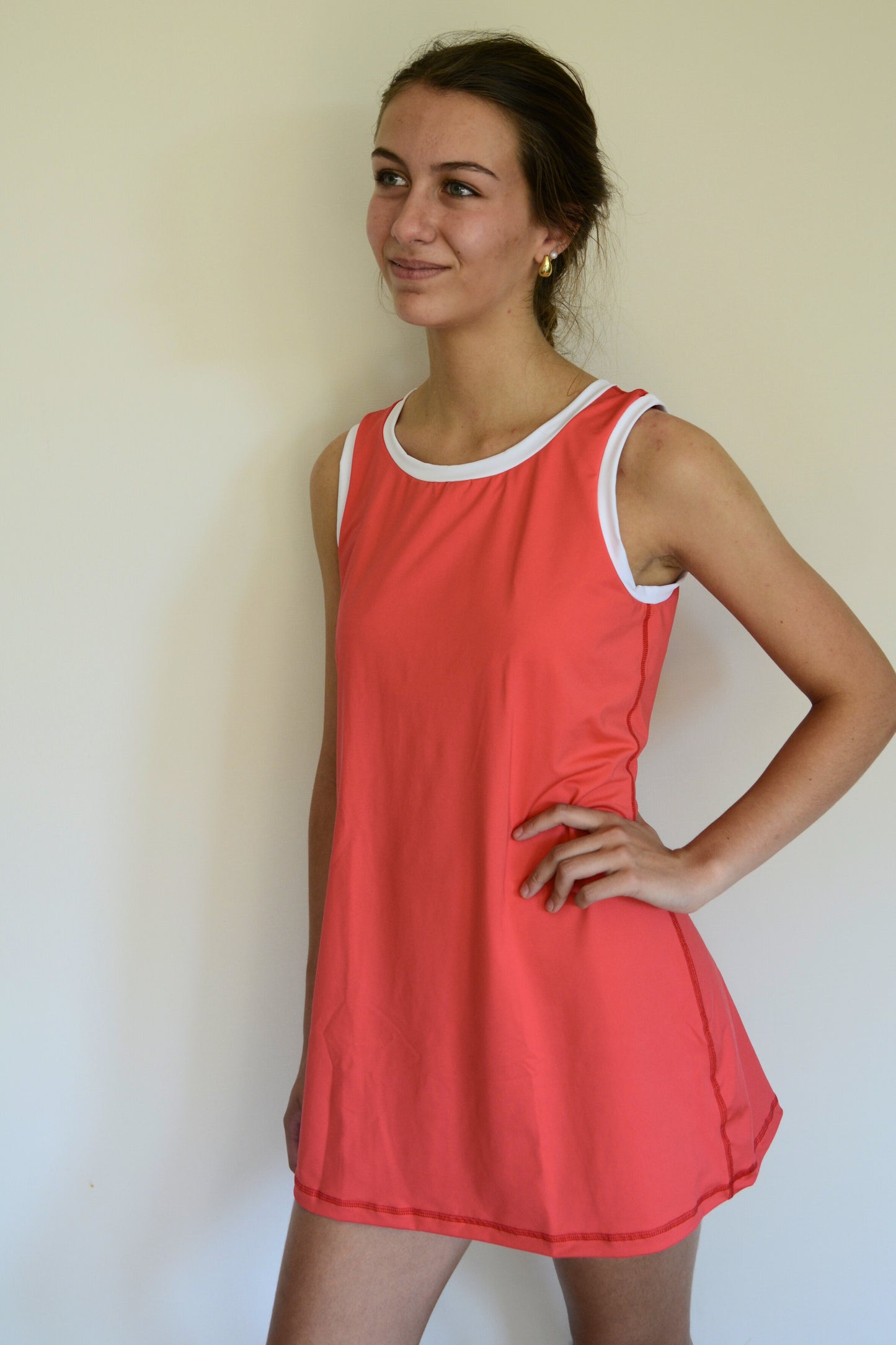 Vestido Sandía corte deportivo con calzas, bolsillo y peto