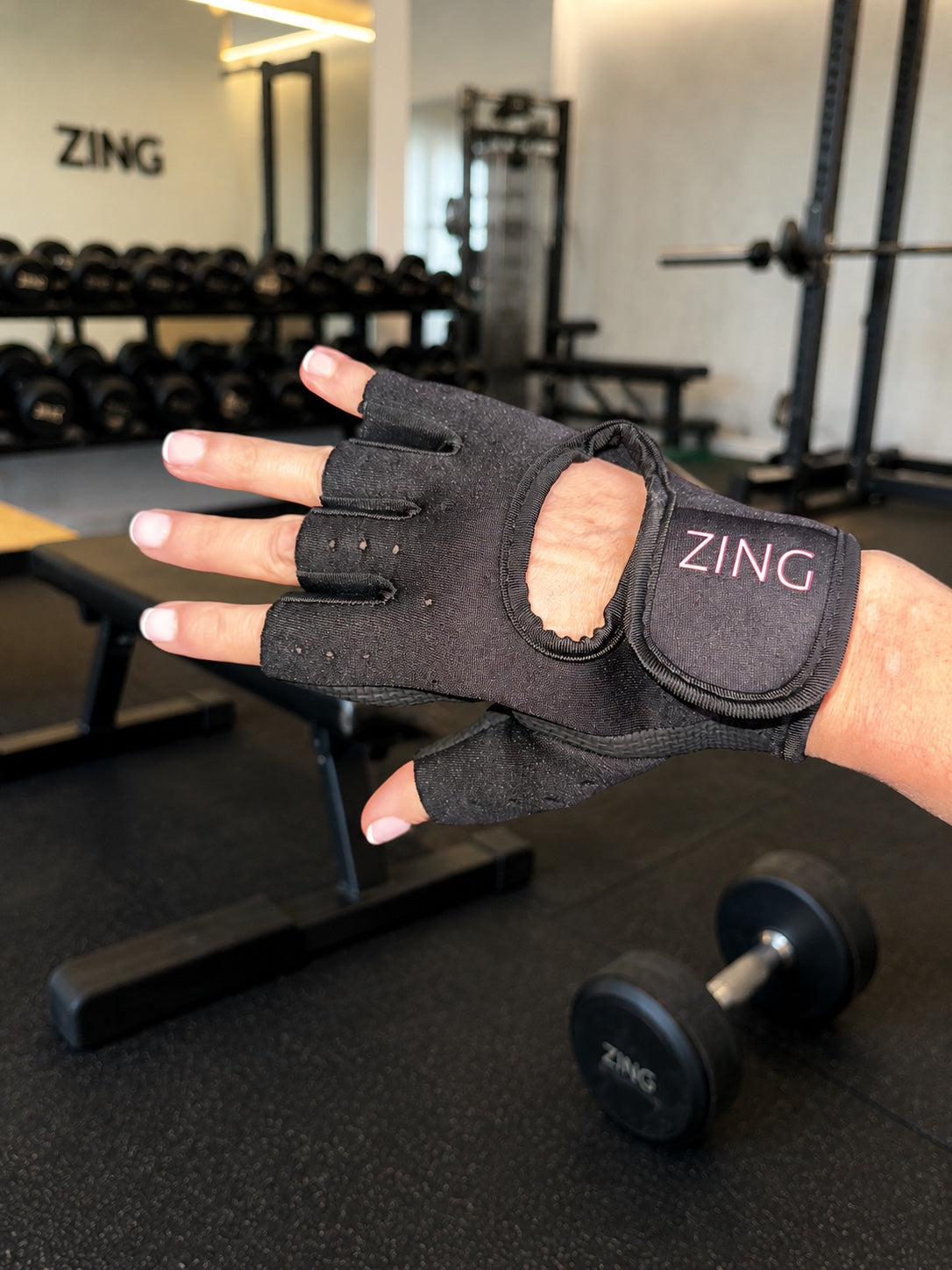 Guante de pesas ZING negro en gimnasio